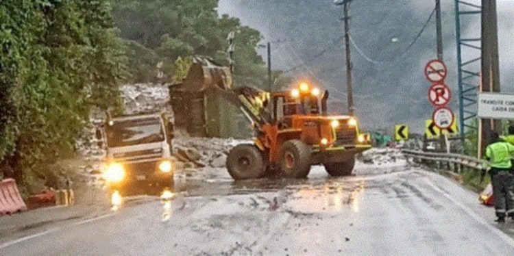  Concesionaria mantiene trabajos de remoción de material de arrastre en el kilómetro 58 de la vía a Bogotá