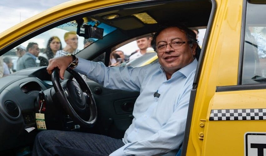  Gobierno de Gustavo Petro propone a taxistas incrementar tarifas en carreras.