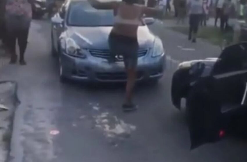  Mujer en aparente estado de ebriedad atacó vehículo a patadas en Cabuyaro