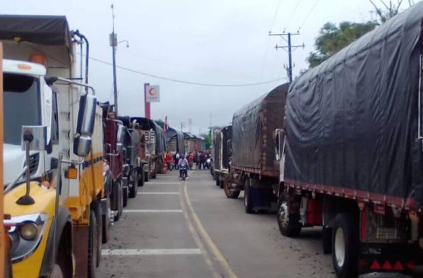  Con bloqueos conductores de tracto mulas y camiones presionaron el levantamiento del pico y placa sobre la vía a Bogotá