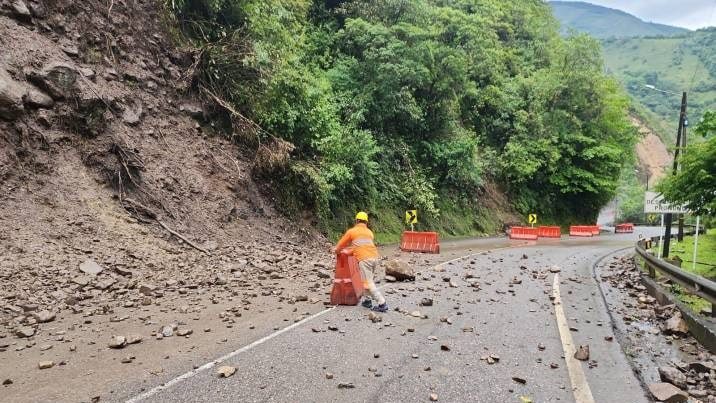  La vía a Bogotá registró caída de material rocoso en el sector de caño seco por fuertes aguaceros