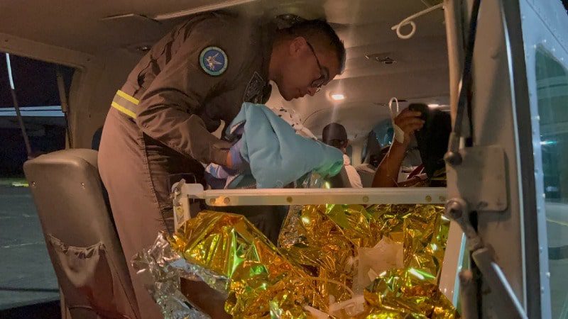 Nueva operación exitosa de rescate por médicos de la FAC. Evacuaron un bebé indígena recién nacido y su madre