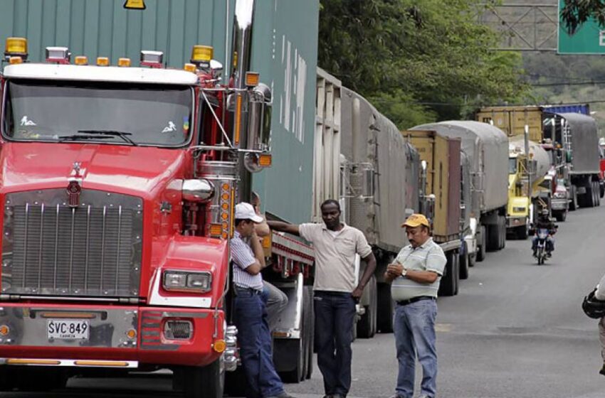  Por bloqueo de un grupo de ciudadanos no ha sido posible rehabilitar la circulación de automotores por la vía a Bogotá