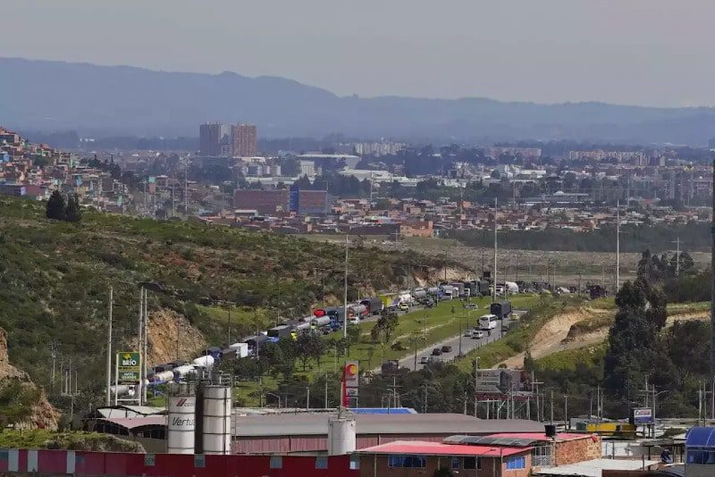 Transportadores de carga pesada no pagarán peajes hoy luego de la reapertura de la vía a Bogotá