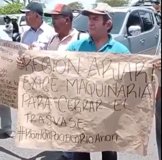  Continúa protestas de campesinos sobre la Y a San Martin y Cubarral