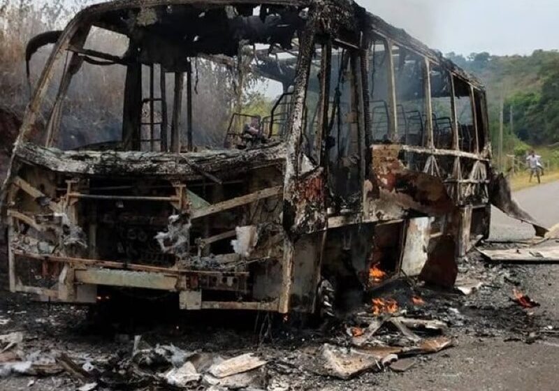  Terroristas hicieron descender a los pasajeros y luego prendieron candela a un carro de servicio público en Uribe