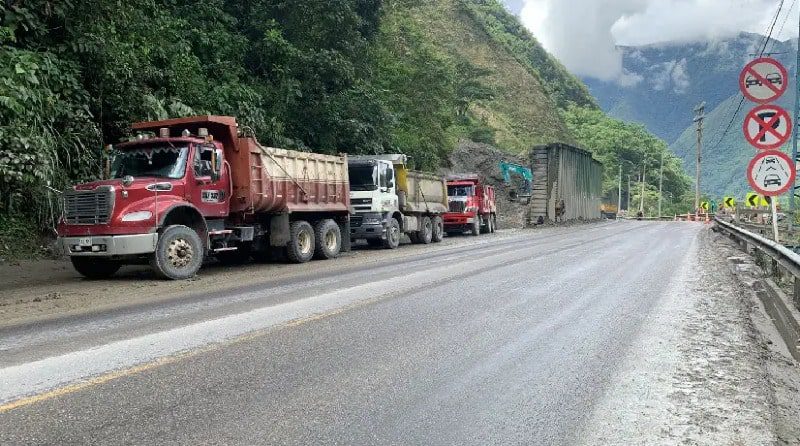  Con pronóstico de riesgo por caída de piedras habilitan la carretera a Bogotá las 24 horas bajo responsabilidad y riesgo de quienes transiten de noche