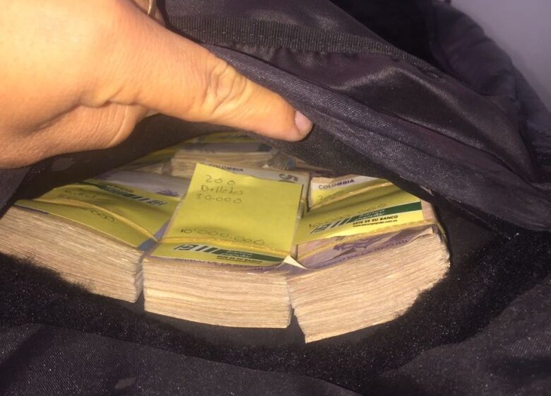  Una mujer con 26 sobres que contenían $100 mil en efectivo cada uno en Kirpas y en Acacías un hombre con $10 millones fueron capturados por la policía