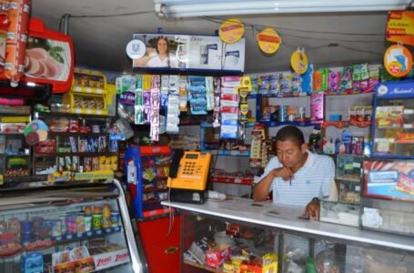 Tenderos celebran ampliación de horario hasta la medianoche y coordinan con patrulla del cuadrante seguridad del sector