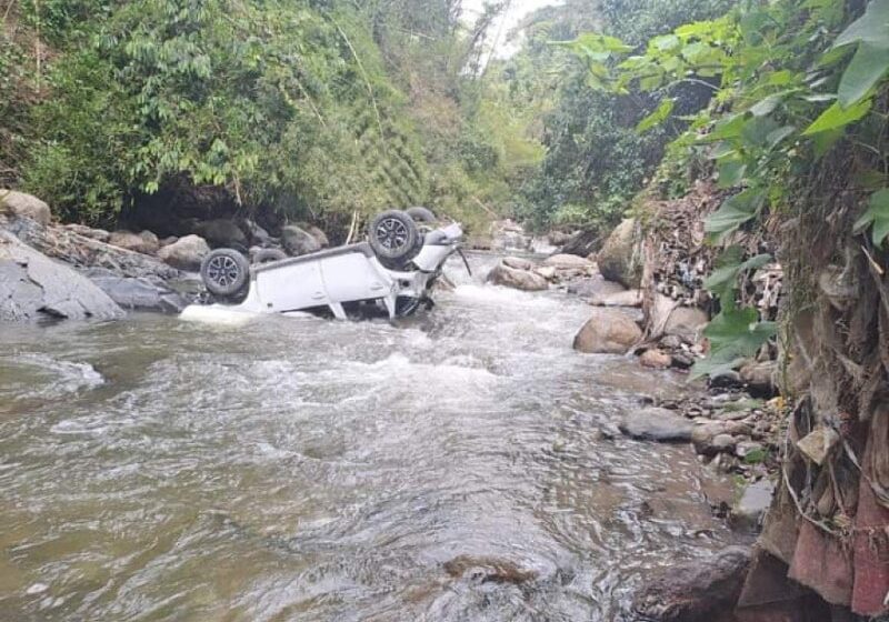  Un carro cayó a un río y no encuentran al conductor en Restrepo