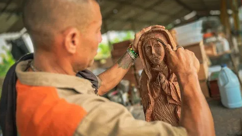  Cormacarena apoya a los presos de la cárcel de Villavicencio para que elaboren y vendan artículos y esculturas en madera