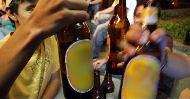  En Granada prohibieron el consumo de alcohol y drogas en espacios al aire libre