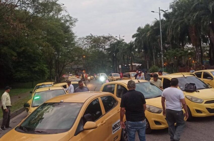  Grupo de taxistas bloqueó vías para exigir extensión del pico y placa a particulares durante el día