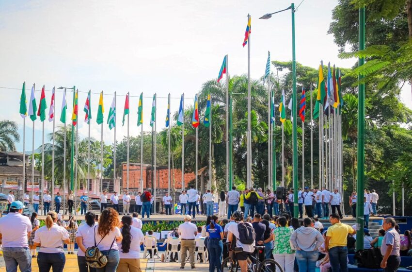  Regresaron las bandera a la Plaza frente al Palacio de Justicia