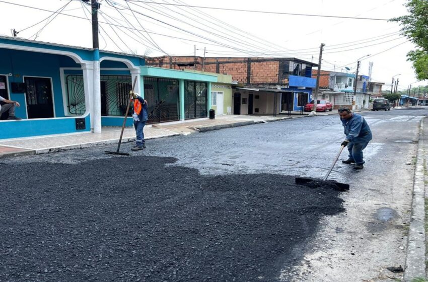  Infraestructura realiza trabajos de reparcheo y recuperación vial en el barrio Pastrana