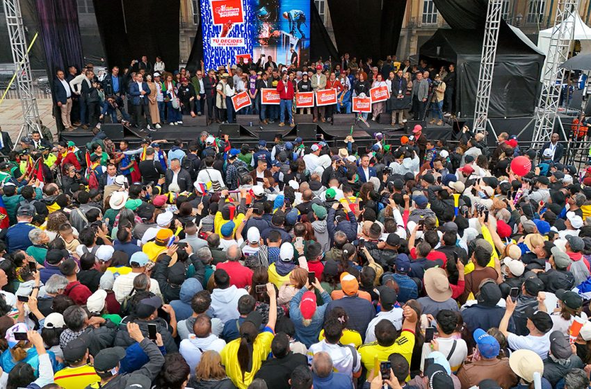  Petro llamó tiranos a senadores que archivaron la reforma laboral y llamó al pueblo a rebelarse